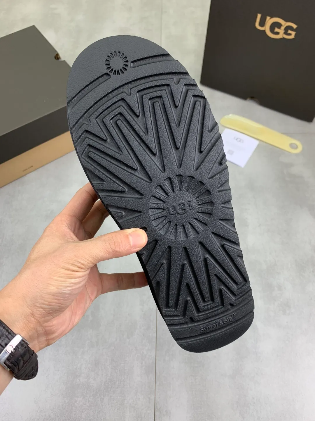 Men's men's shoes 💰P500 New top version UGG 2025 autumn and winter high-top new casual shoes new series Ansley Mules Fashionable and comfortable shallow flat slip-on casual loafers ✨ Classic suede cowhide with 10mm wool lining Insole suede collar Soft and comfortable ❤️ Decorated with UGG classic heat embossed brand logo on the back side Full texture Lightweight rubber sole Anti-slip, wear-resistant and comfortable Color: Black Brown Size: 39-45